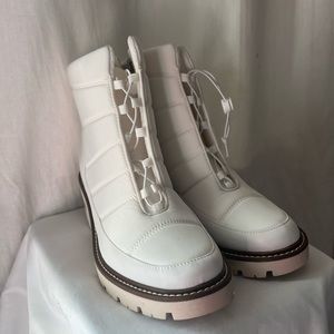 Cute white and tan snow/winter boots🤍